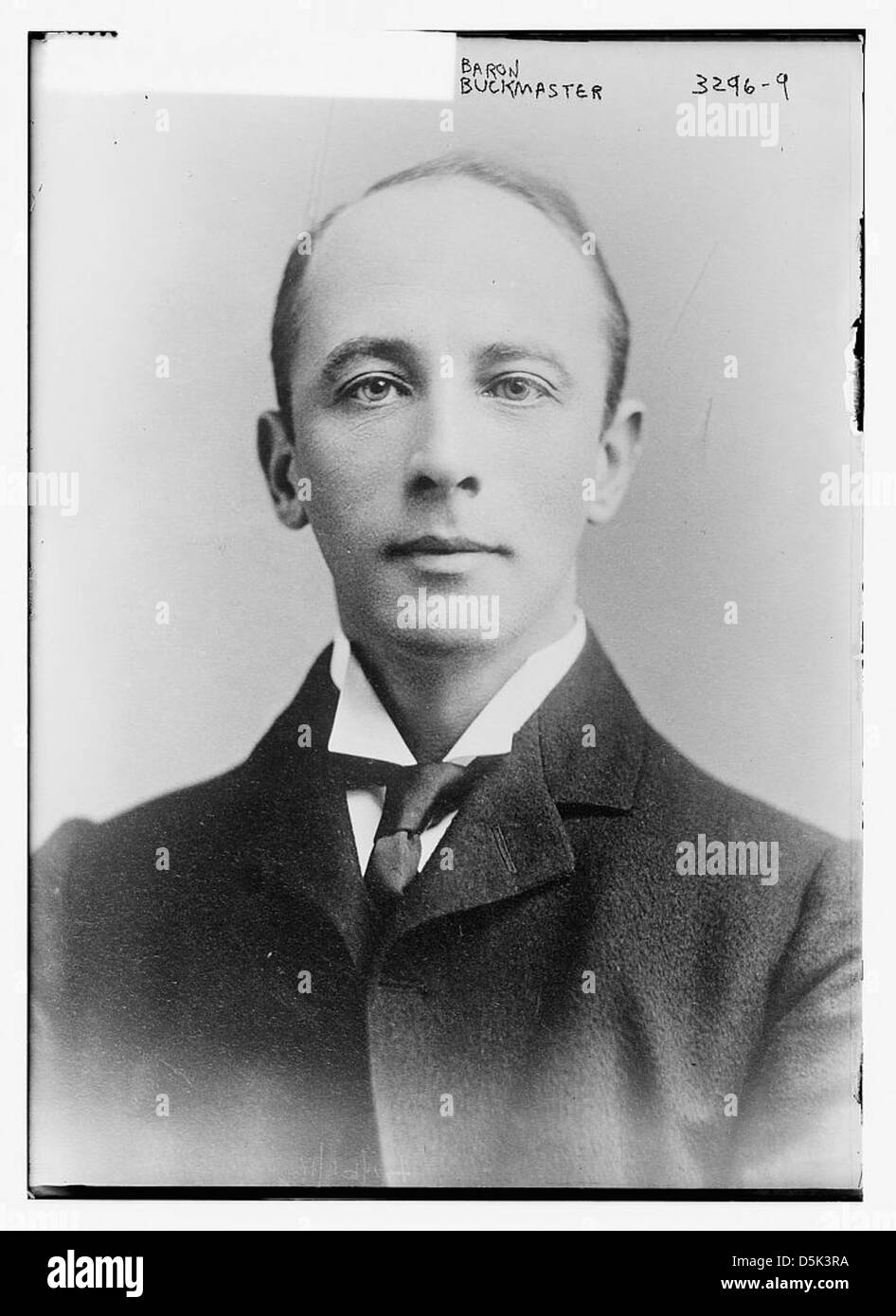 Questa immagine raffigura Stanley Owen Buckmaster, i visconte Buckmaster, un avvocato britannico e politico. Conosciuto per il suo lavoro nella camera dei lord, la fotografia lo cattura in un ambiente formale, contribuendo ai documenti storici della storia legale e politica britannica. Foto Stock