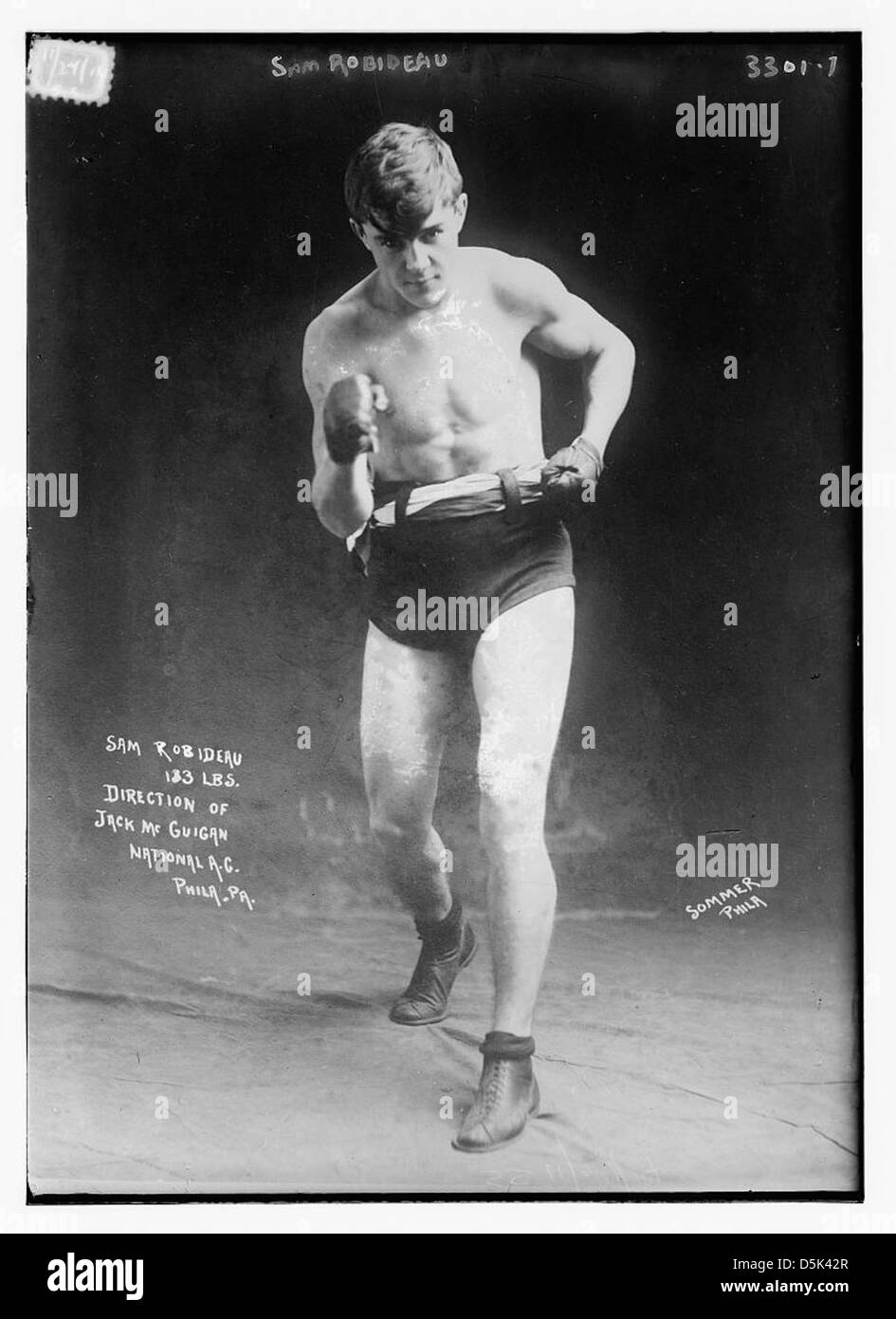 Questo ritratto di Sam Robideau, un pugile della Pennsylvania, lo cattura in un momento di forza e determinazione, mostrando il suo atletismo e la sua carriera di pugilato. Foto Stock