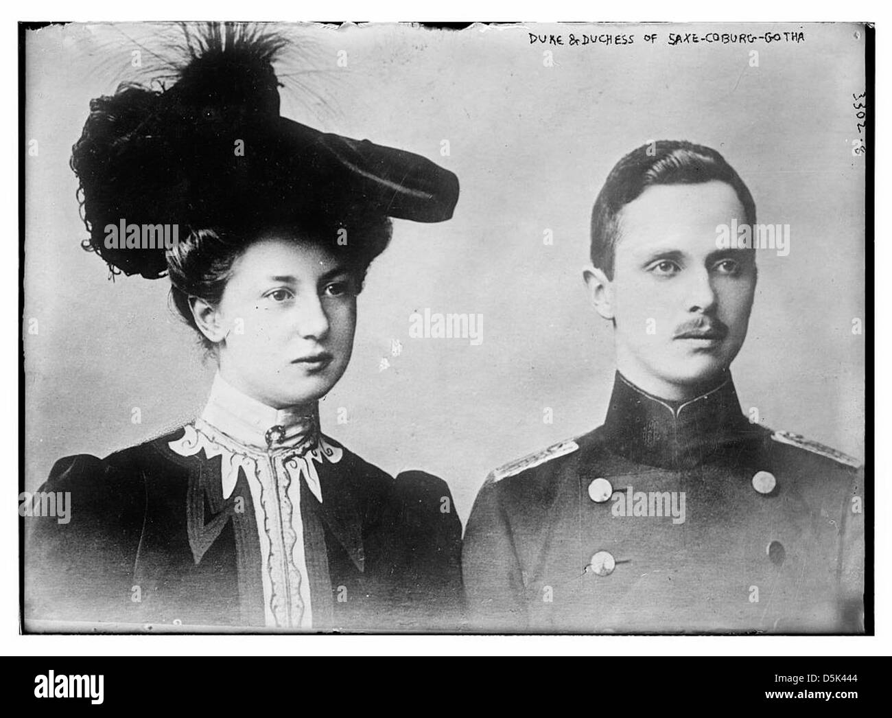 Un ritratto del duca e della duchessa di Sassonia-Coburgo-Gotha, una coppia reale tedesca, che mostra il loro abbigliamento formale e il loro cuscinetto reale. L'immagine riflette il loro status nobile all'interno dell'aristocrazia europea all'inizio del XX secolo. Foto Stock