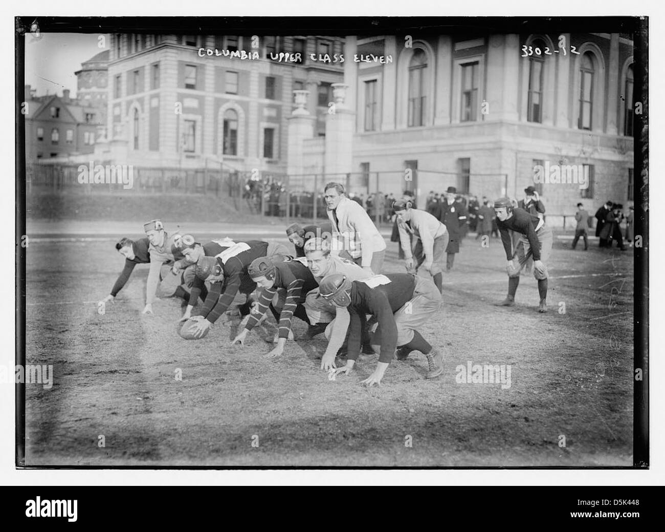 Questa fotografia storica mostra una squadra di football della Columbia University all'inizio del XX secolo, che mostra i giocatori con caschi in pelle sul campo a Morningside Heights a New York City. Foto Stock Questa fotografia storica mostra una squadra di football della Columbia University all'inizio del XX secolo, che mostra i giocatori con caschi in pelle sul campo a Morningside Heights a New York City. Foto Stock