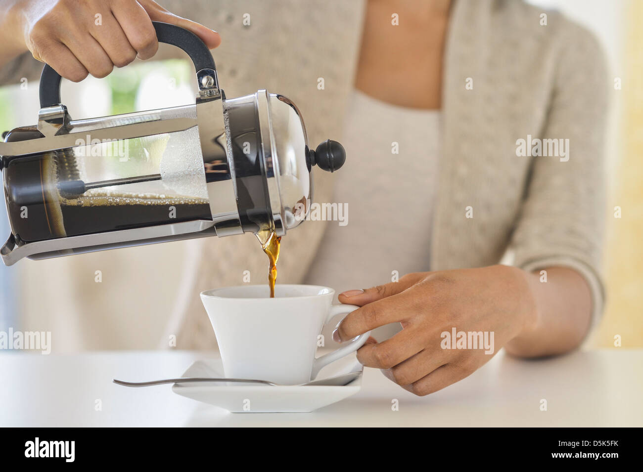 Donna versando il caffè Foto Stock