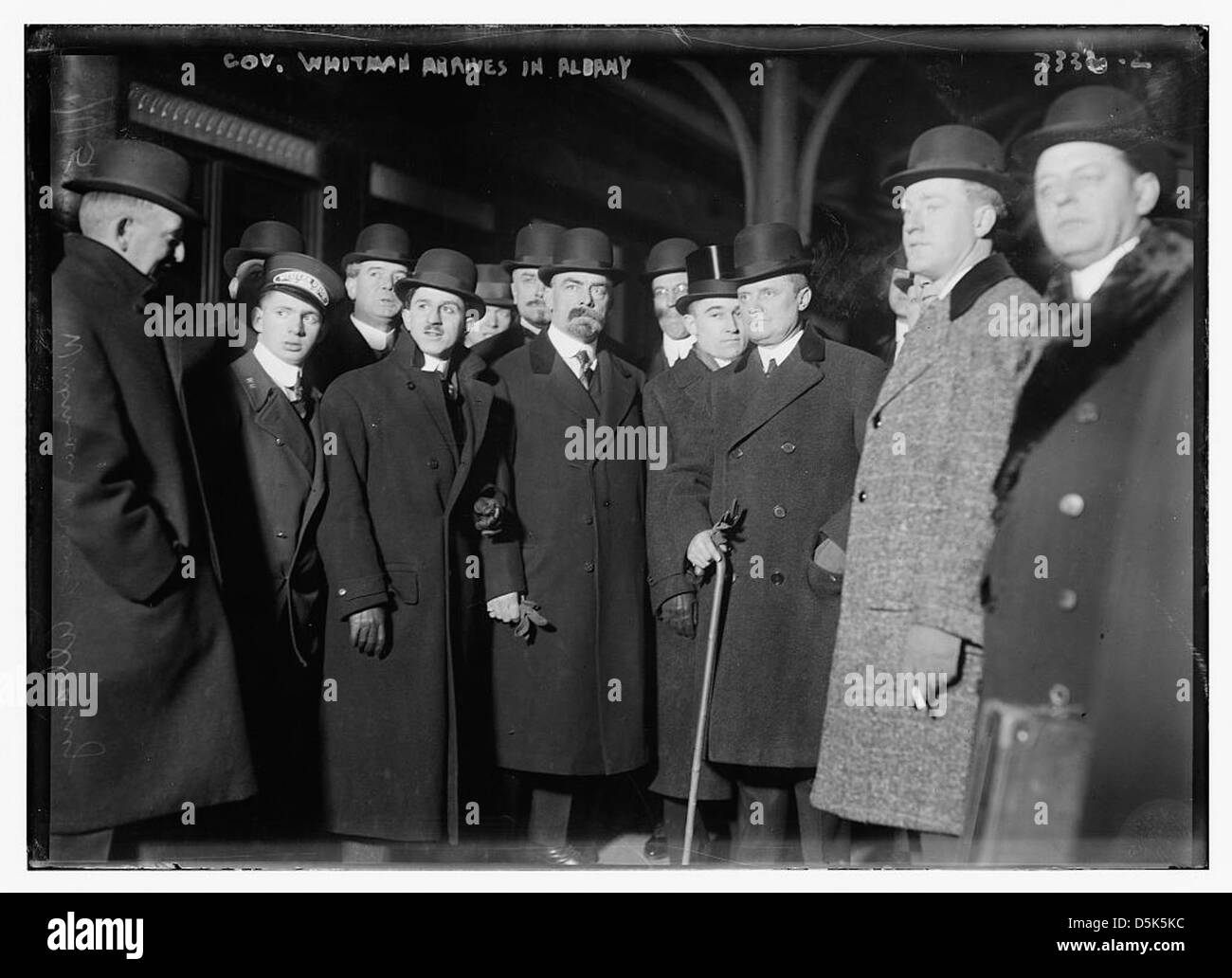Una foto che cattura il Governatore Whitman che arriva ad Albany, New York. L'immagine riflette l'arrivo ufficiale di una figura politica nella capitale dello stato. Foto Stock