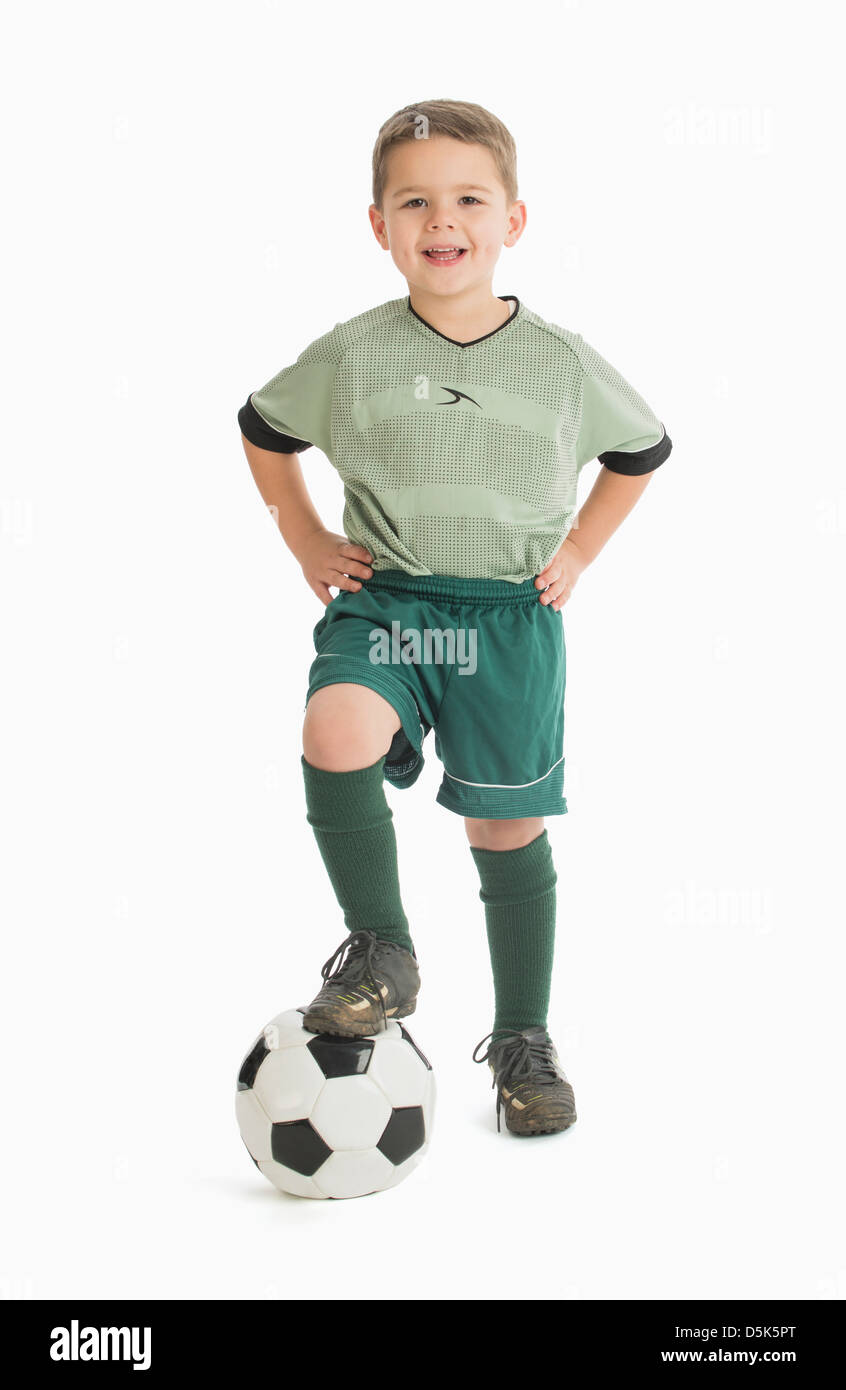 Lunghezza piena età del bambino 5-6 nel calcio uniforme con pallone da calcio Foto Stock