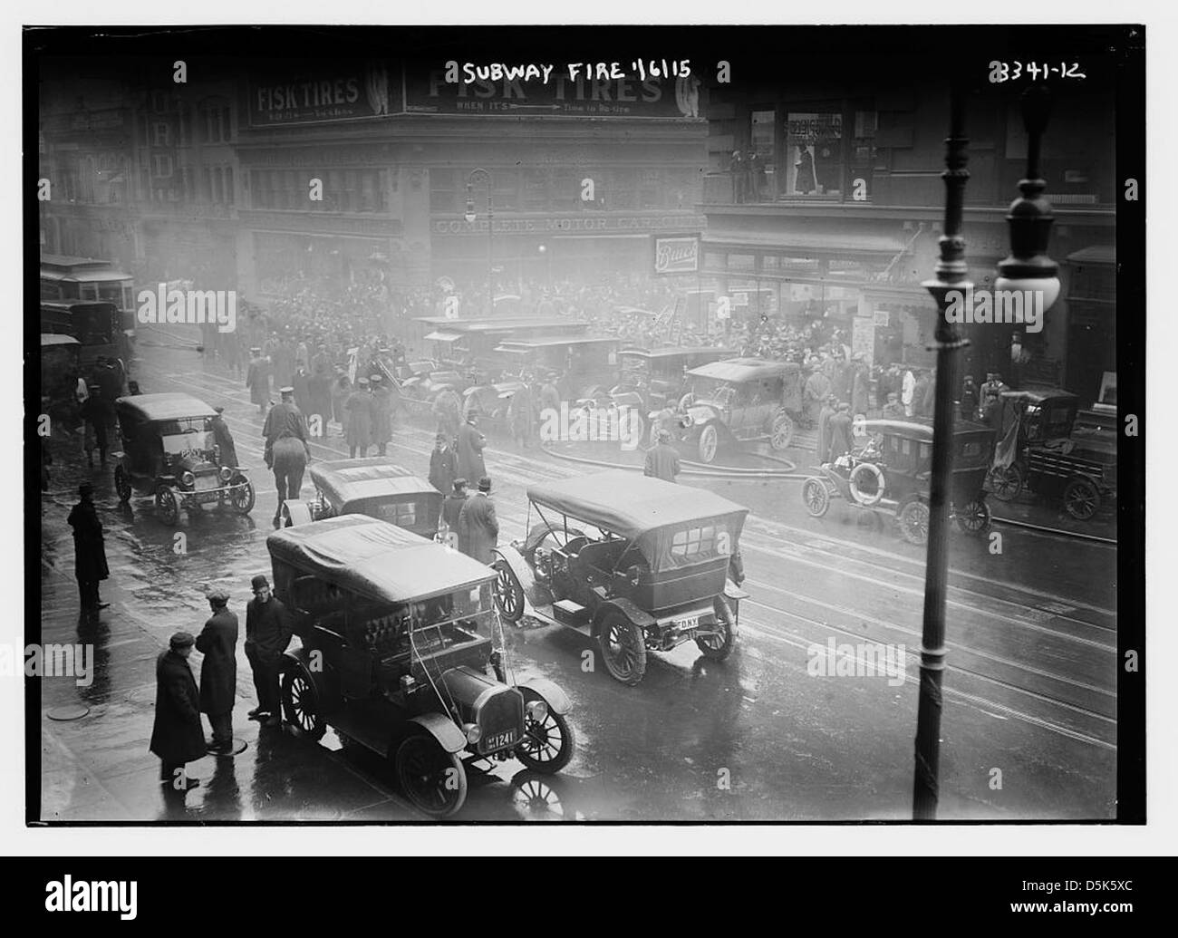 Questa immagine cattura un incendio nella metropolitana di New York City il 6 gennaio 1915. La foto mostra i soccorritori, compresi gli agenti della polizia di New York e della polizia di New York, che gestiscono la scena a West 55th Street. L'incendio della metropolitana fa parte dei disastri urbani di New York all'inizio del XX secolo. Foto Stock