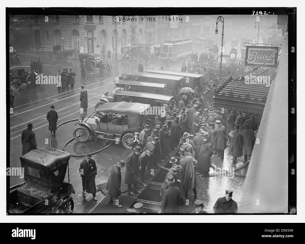 Questa fotografia documenta l'incendio della metropolitana avvenuto il 6 gennaio 1915 a New York. L'immagine mostra la risposta dei Vigili del fuoco di New York e le conseguenze dell'incendio nella metropolitana. Foto Stock