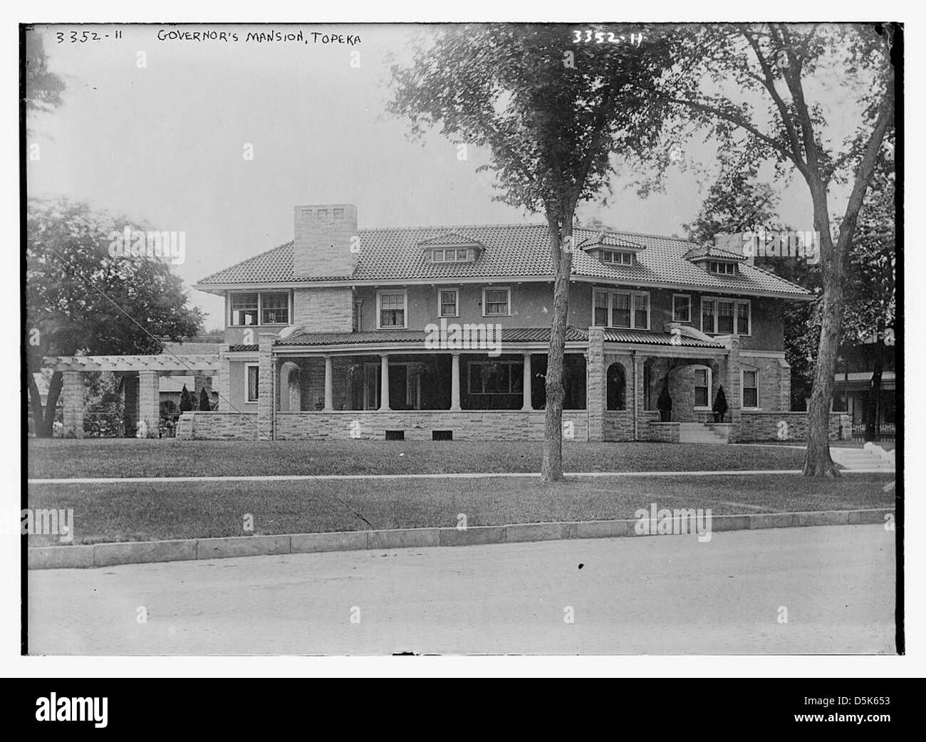 Questa immagine mostra la villa del Governatore a Topeka, Kansas. La villa, un notevole esempio di architettura storica, è stata la residenza ufficiale dei governatori del Kansas per molti anni. Foto Stock