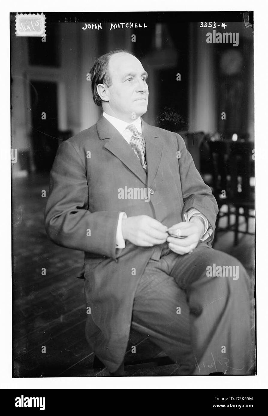 Questa fotografia raffigura John Mitchell, un importante leader del lavoro e presidente della United Mine Workers, durante la sua testimonianza davanti alla City Hall Commission on Industrial Relations di New York. Foto Stock