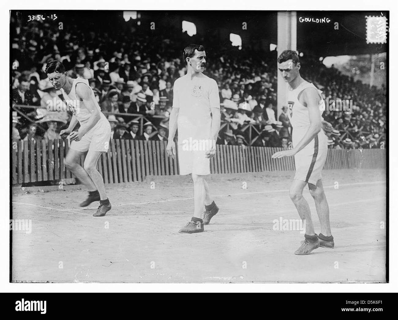 Questa immagine cattura George Goulding, un atleta che ha gareggiato alle Olimpiadi del 1912, dove ha guadagnato una medaglia d'oro in atletica leggera. La foto rappresenta i suoi risultati in pista e sul campo. Foto Stock