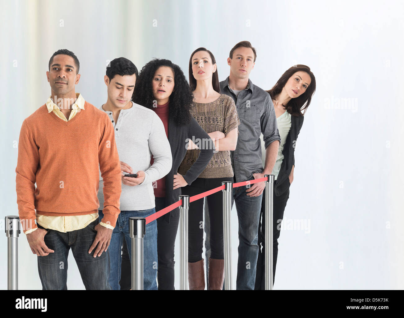 Un gruppo di persone in attesa in linea Foto Stock