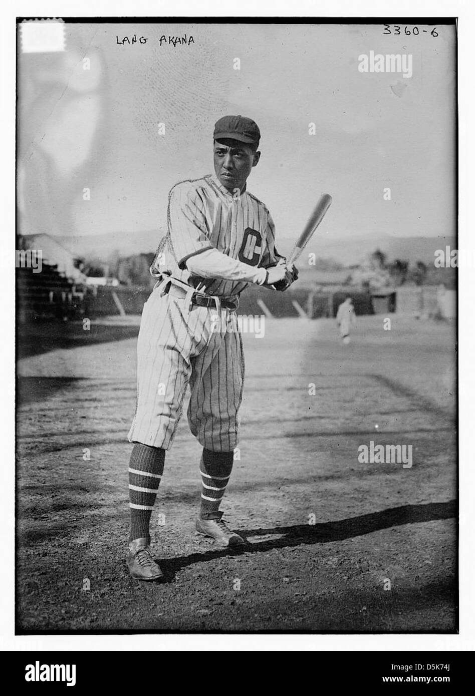 Questa fotografia mostra Lang Akana, giocatore di baseball e capitano della squadra dell'Università cinese, che riflette il suo ruolo nel baseball universitario. Foto Stock