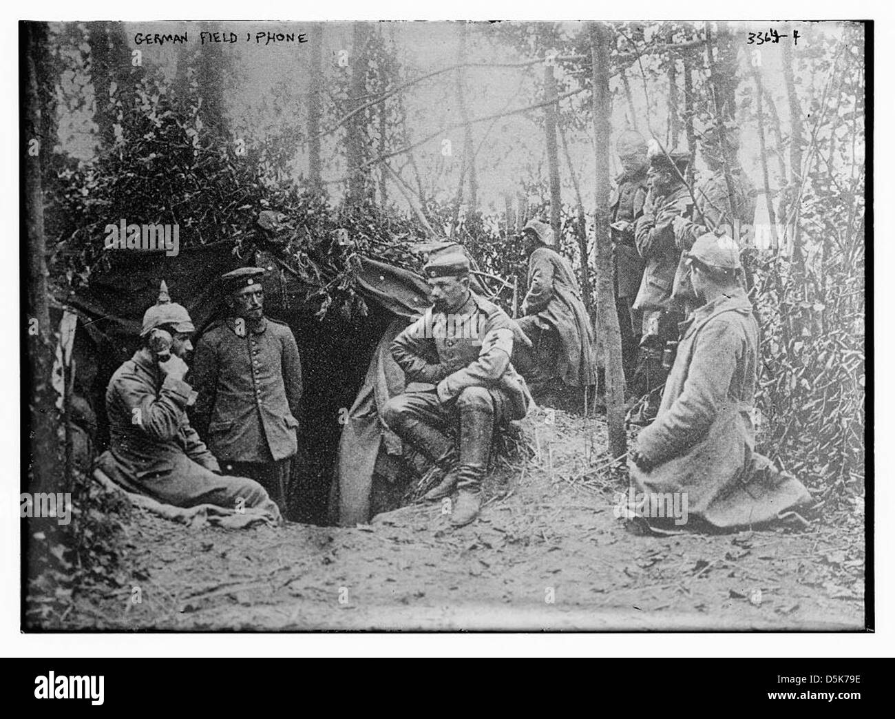 Una fotografia di un telefono tedesco della prima guerra mondiale, usato dall'esercito imperiale tedesco durante la grande Guerra. L'immagine mette in evidenza le apparecchiature di comunicazione militari. Foto Stock