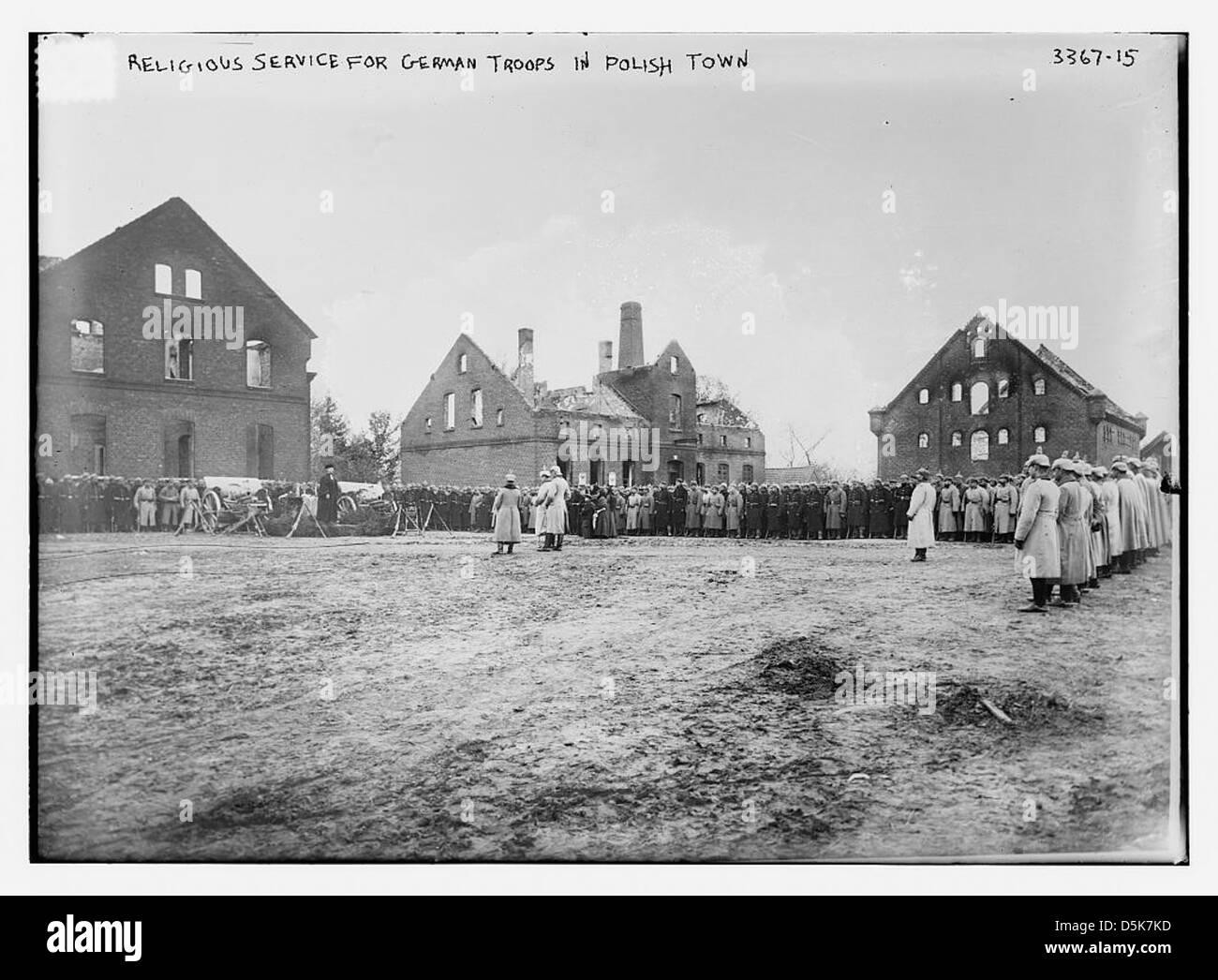 Una fotografia raffigurante un servizio religioso tenuto per le truppe tedesche in una città polacca durante la prima guerra mondiale, che riflette l'intersezione tra religione e tempo di guerra. Foto Stock