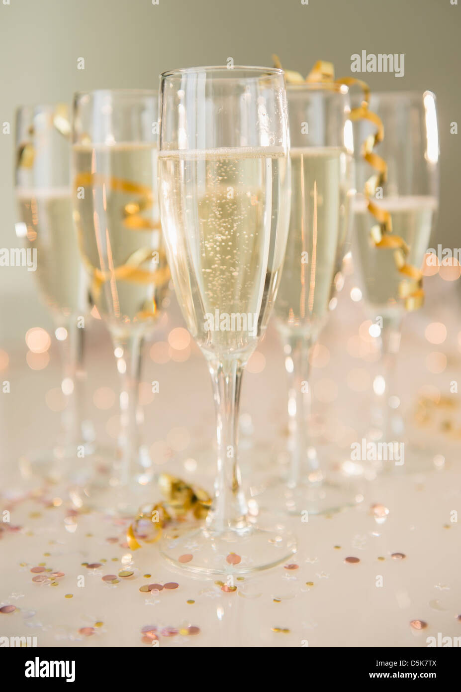 Champagne flauti sulla tavola decorati con coriandoli e streamer Foto Stock