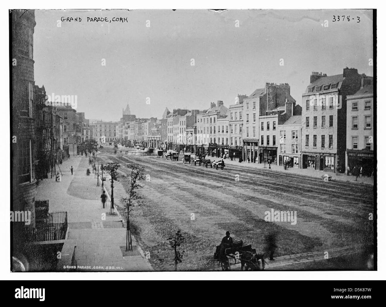 Questa fotografia mostra la Grand Parade di Cork, Irlanda. L'immagine cattura un momento nella vivace vita di questa posizione centrale, mostrando l'attività e l'architettura nel cuore della città di Cork. Foto Stock