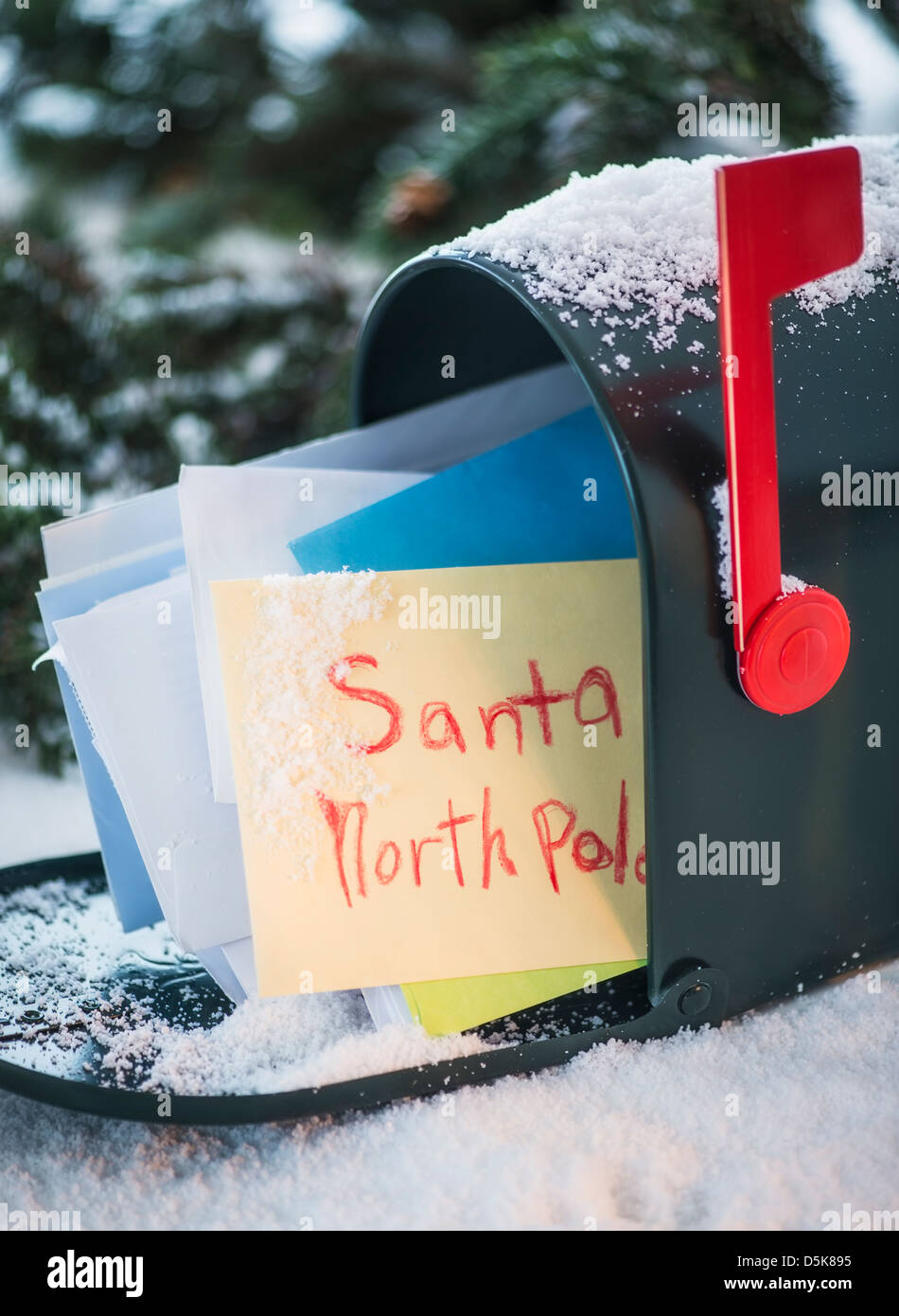 Lettera a Babbo Natale in mailbox Foto Stock