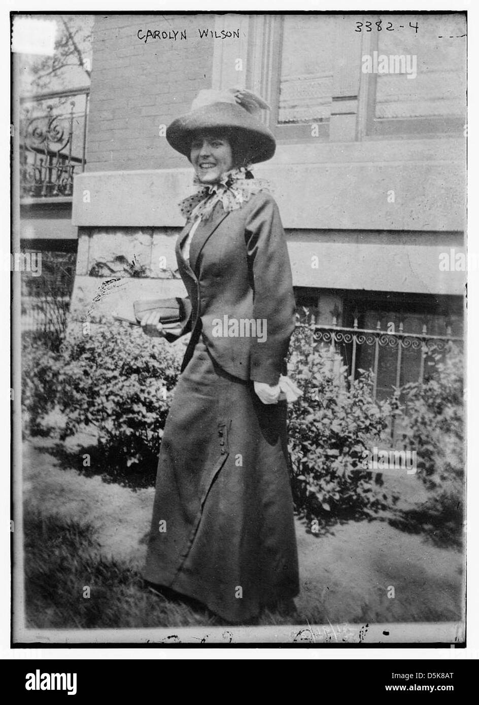 Una fotografia di Carolyn Wilson, una giovane donna all'aperto con un sorriso. Viene catturata in una foto a tutta lunghezza con un cappello, che mostra la moda dei primi anni del XX secolo e la ritrattistica personale. Foto Stock