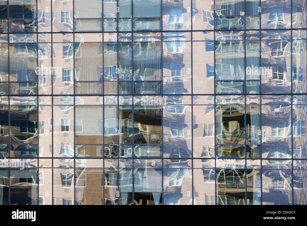 Stati Uniti d'America, nello Stato di New York, New York City, la riflessione sul grattacielo di vetro Foto Stock