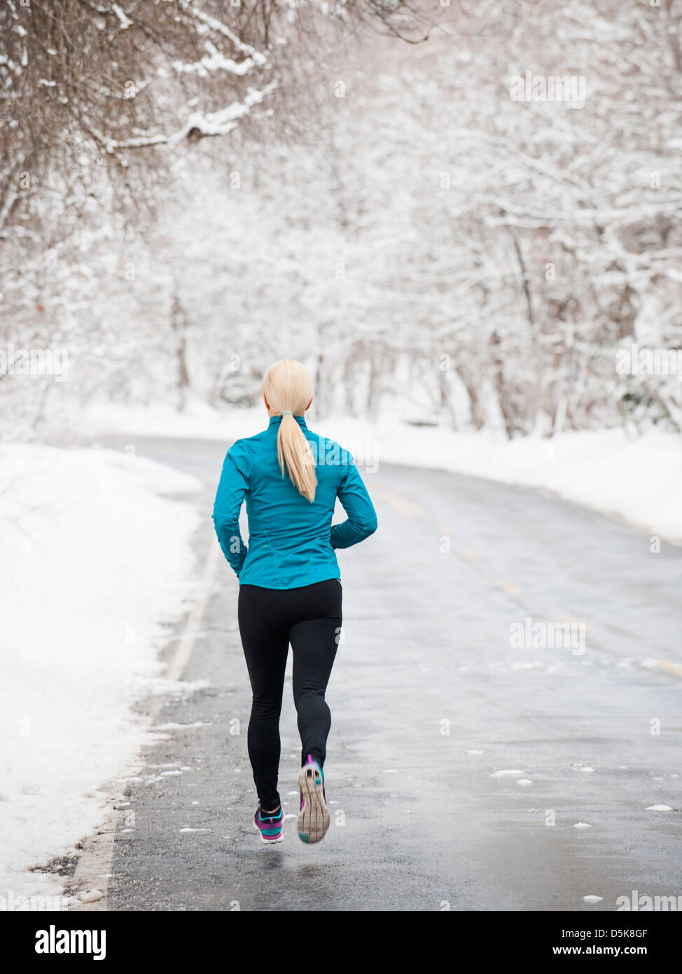 Stati Uniti d'America, Utah, Salt Lake City, Donna jogging in inverno Foto Stock
