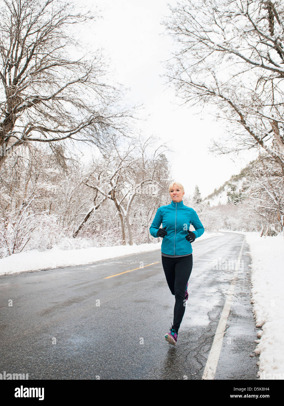 Stati Uniti d'America, Utah, Salt Lake City, Donna jogging in inverno Foto Stock