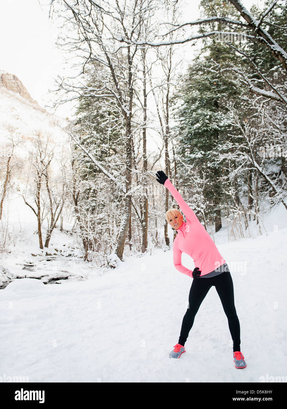 Stati Uniti d'America, Utah, Salt Lake City, donna di esercitare nella foresta di inverno Foto Stock