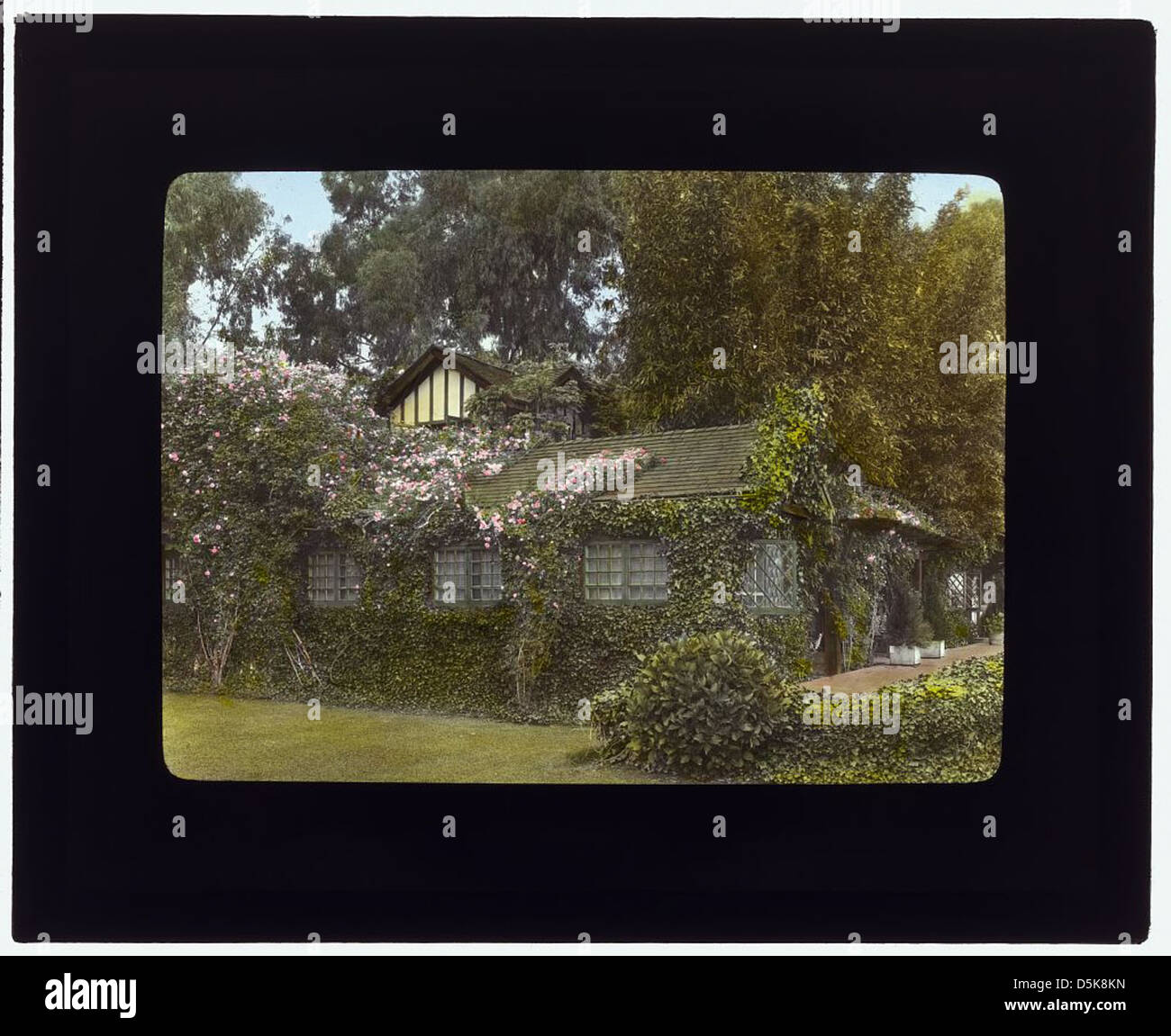 Una fotografia della casa di Walter Douglas, Inellan, situata su Channel Drive a Montecito, California. La casa è raffigurata con il suo romantico e rustico stile Tudor. Foto Stock