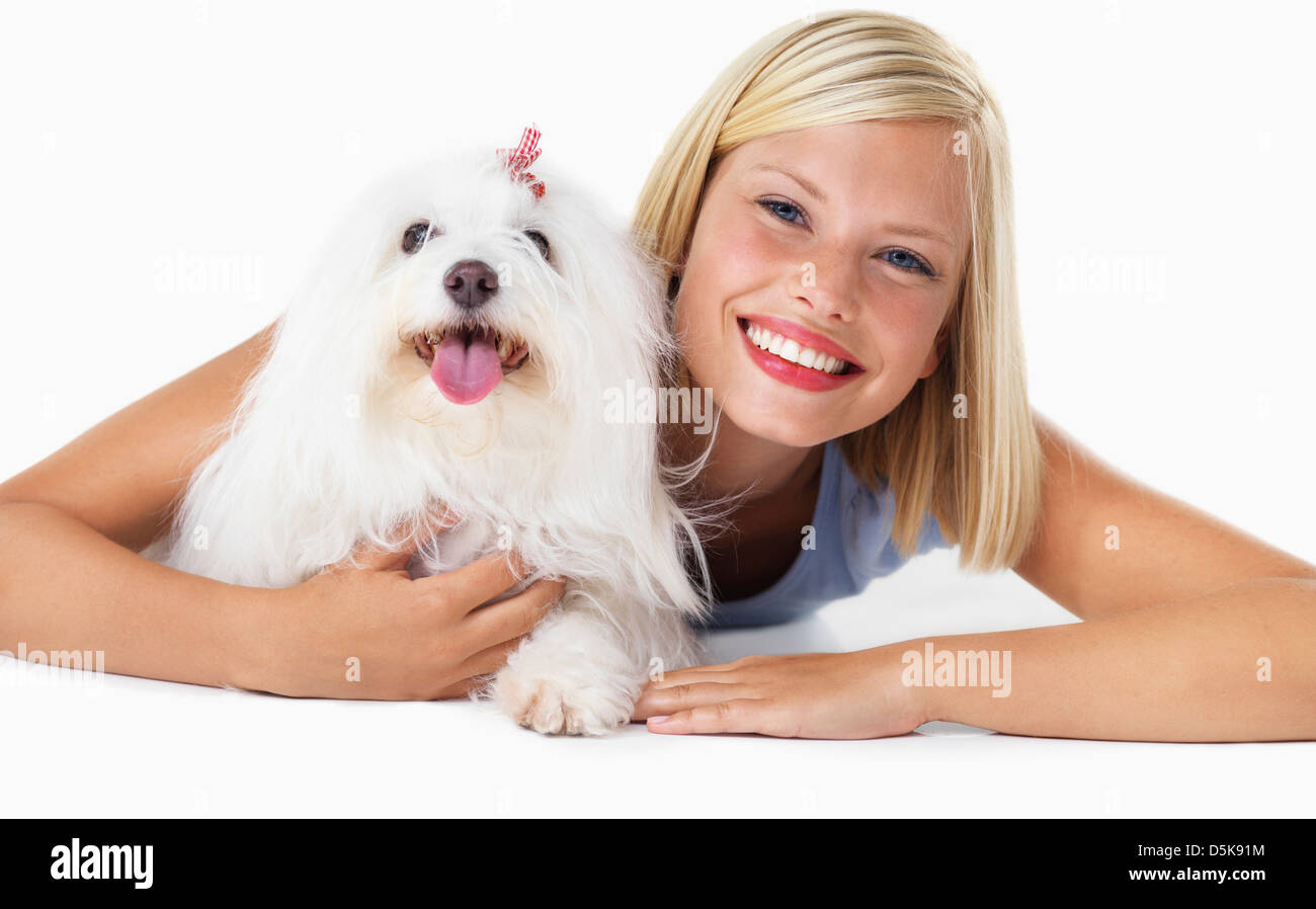 Studio Shot, Ritratto di sorridere giovane donna con il suo cane Foto Stock