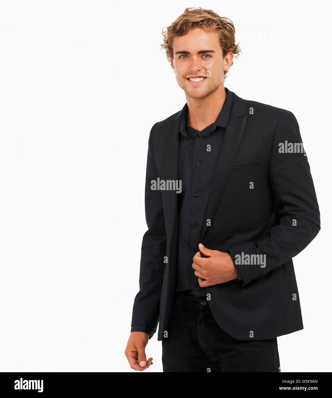 Studio shot del giovane uomo indossando giacca nera e camicia Foto stock -  Alamy