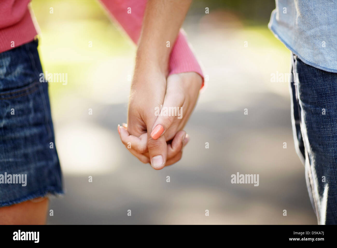 Giovane Holding Hands Foto Stock