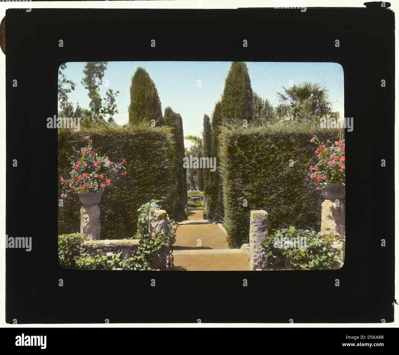 Una fotografia della casa di Robert Cameron Rogers, di nome Glendessary, situata a Mission Heights, Santa Barbara, California, che mostra il suo design architettonico e i giardini circostanti. Foto Stock