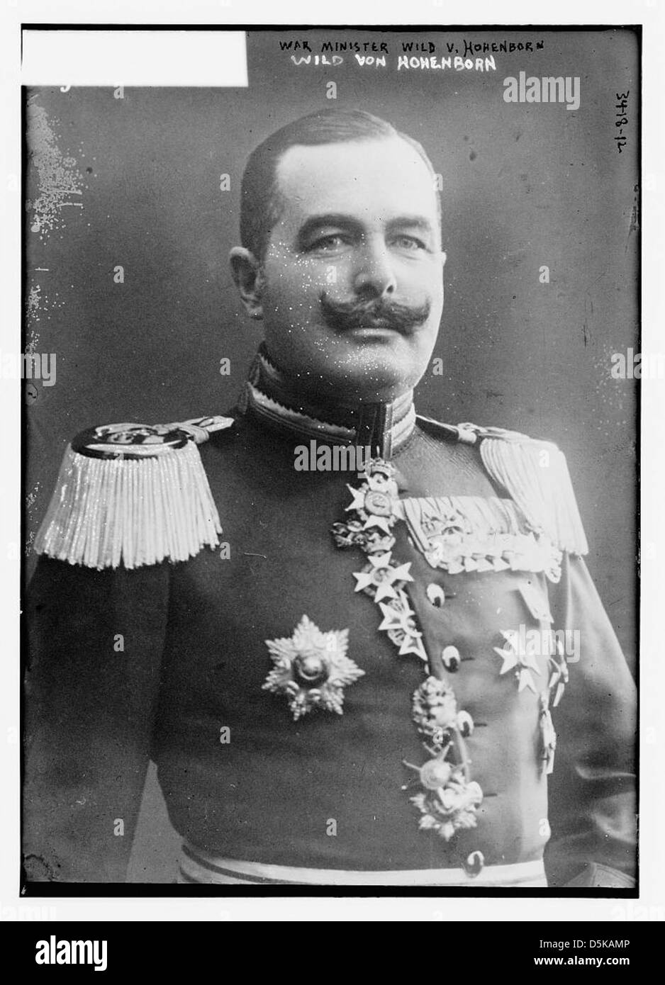 Un ritratto del ministro della guerra Wild V. Hohenborn, una figura significativa, catturato in un ambiente formale, probabilmente dai primi anni del XX secolo. Foto Stock