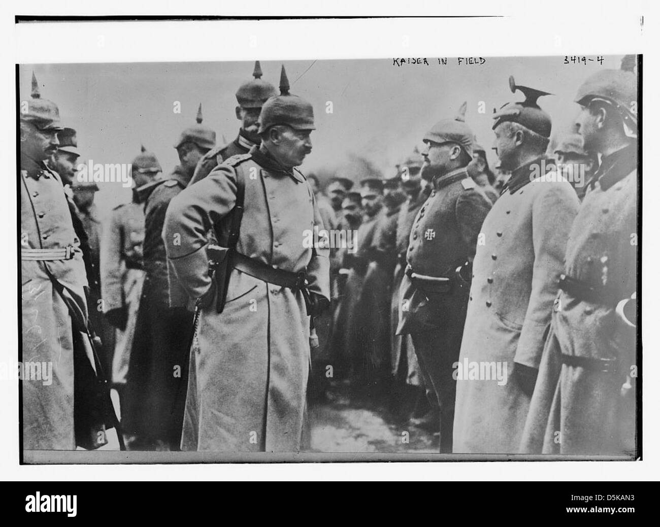 Questa immagine raffigura il Kaiser Guglielmo II sul campo durante la prima guerra mondiale, accompagnato da soldati dell'esercito imperiale tedesco, che mostrano la leadership militare durante la grande Guerra. Foto Stock