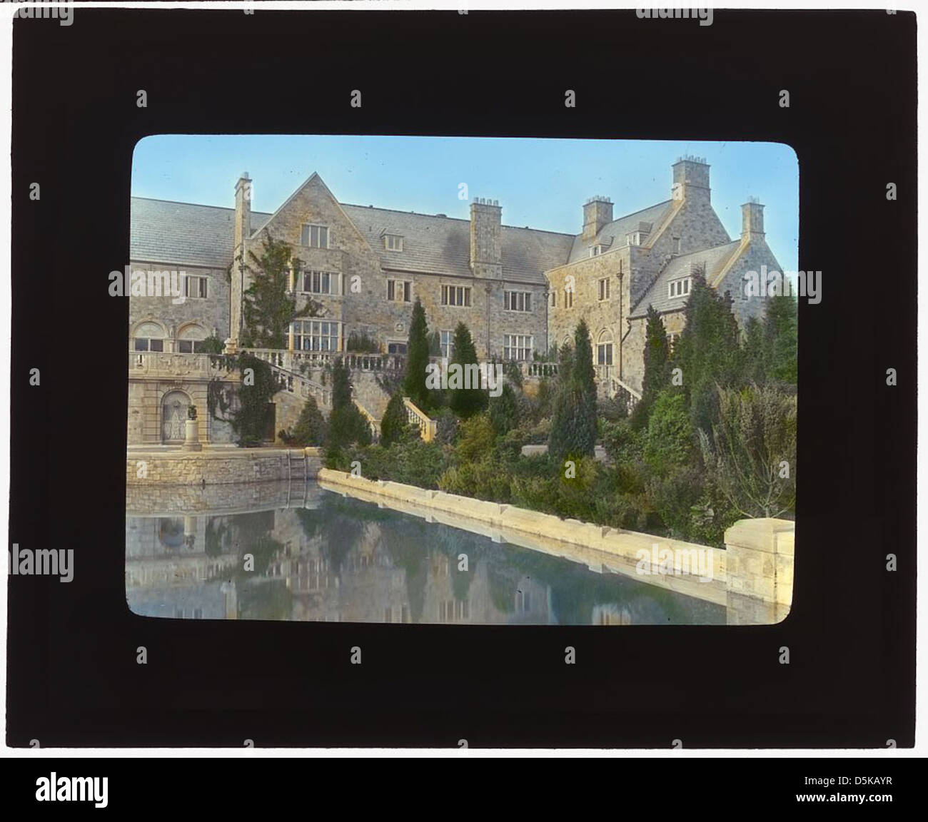 Questa fotografia mostra la casa di George Dupont Pratt, conosciuta come Killenworth, situata a Glen Cove, New York. La villa è un esempio significativo di architettura dei primi anni del XX secolo nella regione. Foto Stock