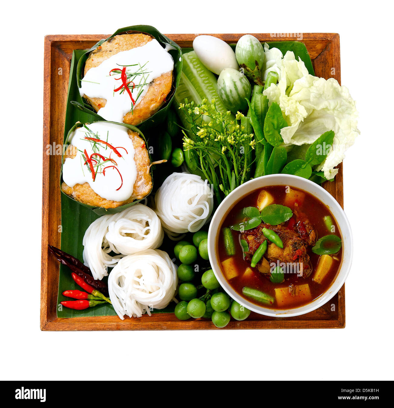 Thai noodle noto come 'kha nom jean' e molto piccante curry noto come 'tai pla curry" il popolare del sud del cibo in Thailandia Foto Stock