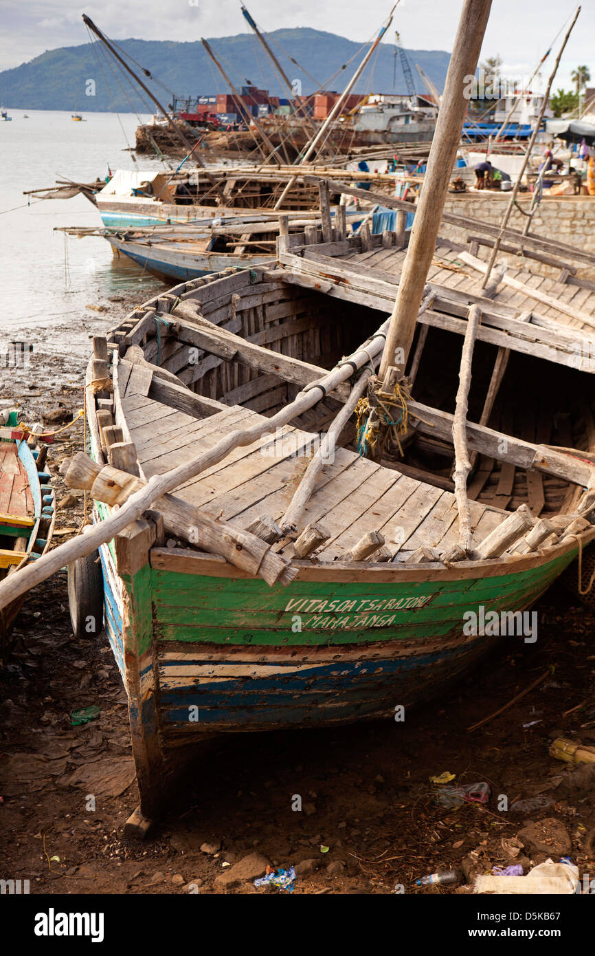 Madagascar Nosy Be, Hell-Ville, barche in legno in porto a bassa marea Foto Stock
