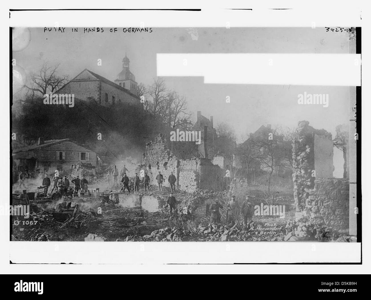 Questa immagine raffigura Autry, detenuta dalle forze tedesche durante la prima guerra mondiale. La fotografia cattura un momento durante la grande Guerra, riflettendo le complesse dinamiche dell'Europa del tempo di guerra. Foto Stock