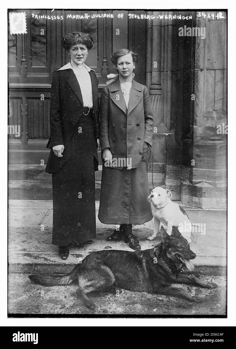 Le principesse Maria e Giuliana di Stolberg-Werningen sono raffigurate all'aperto con cani, mostrando la moda in una fotografia storica della Biblioteca del Congresso. Foto Stock