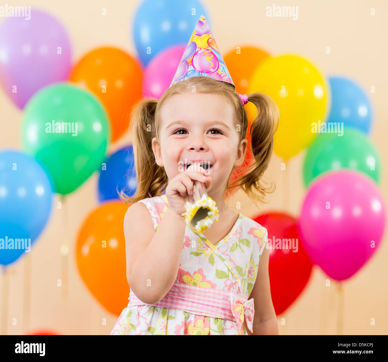 Piuttosto gioiosa kid ragazza alla festa di compleanno Foto Stock