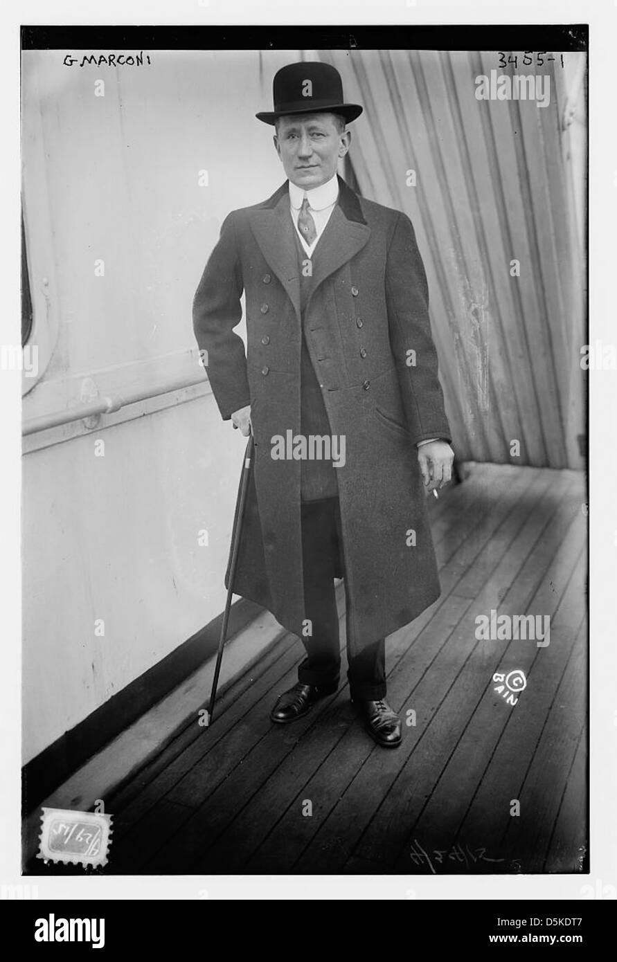 Guglielmo Marconi, il noto inventore italiano della comunicazione wireless, è catturato in questo ritratto. Marconi si vede tenere una sigaretta mentre si trova di fronte a uno sfondo che include un riferimento alla Lusitania. Questa immagine fa parte della collezione Library of Congress. Foto Stock