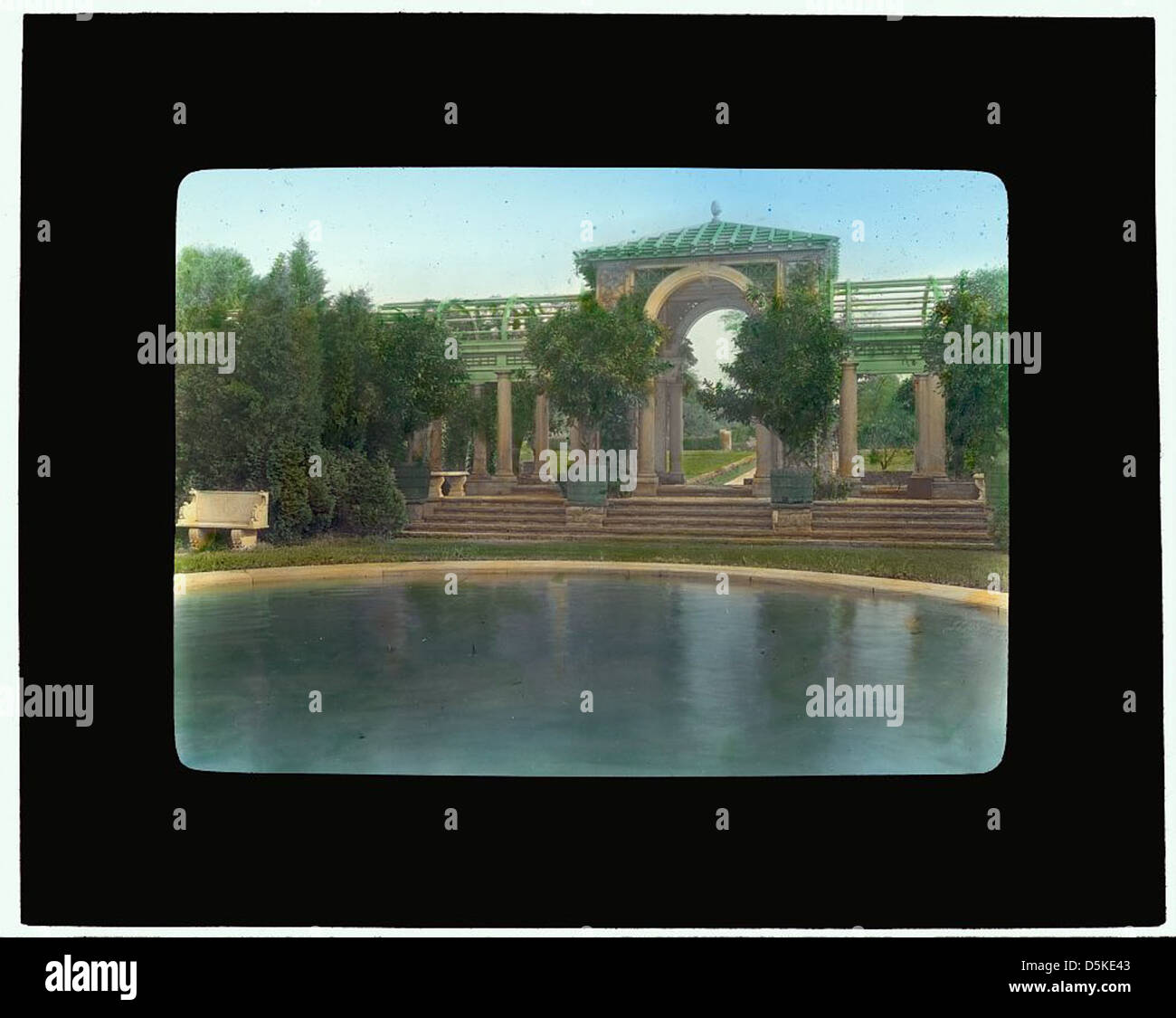 La casa "Beechwood" a Scarborough, New York, progettata da Frank Arthur Vanderlip, è esposta in questa immagine storica. Riflette lo stile architettonico e il design dei primi anni del XX secolo nei sobborghi americani. Foto Stock