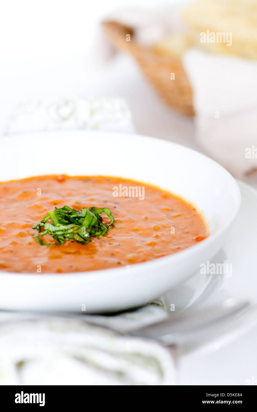 Cremoso al pomodoro e basilico zuppa di parmigiano. Foto Stock