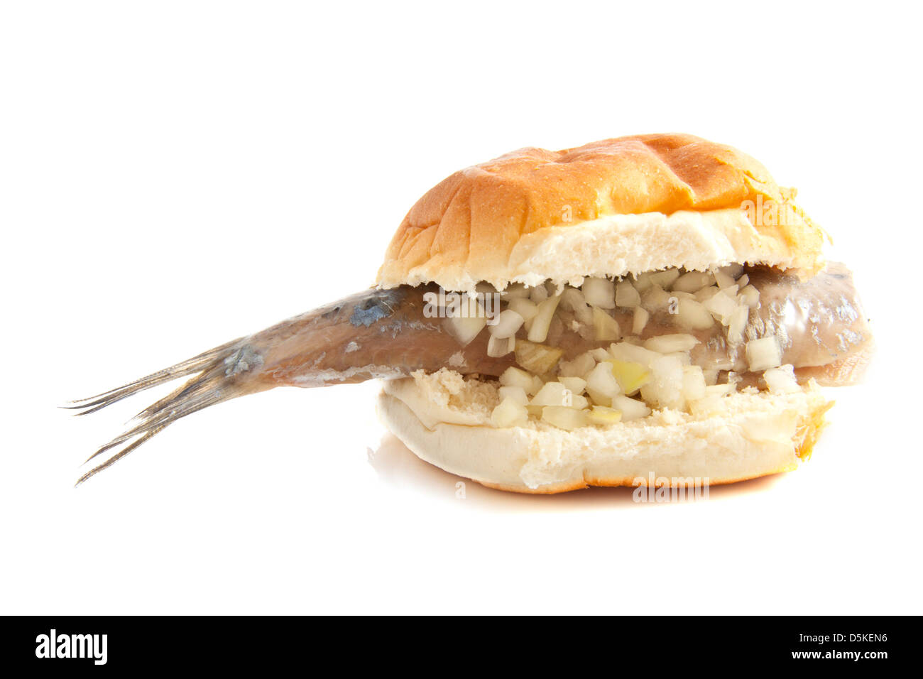 Pane con aringa cruda isolato su bianco Foto Stock