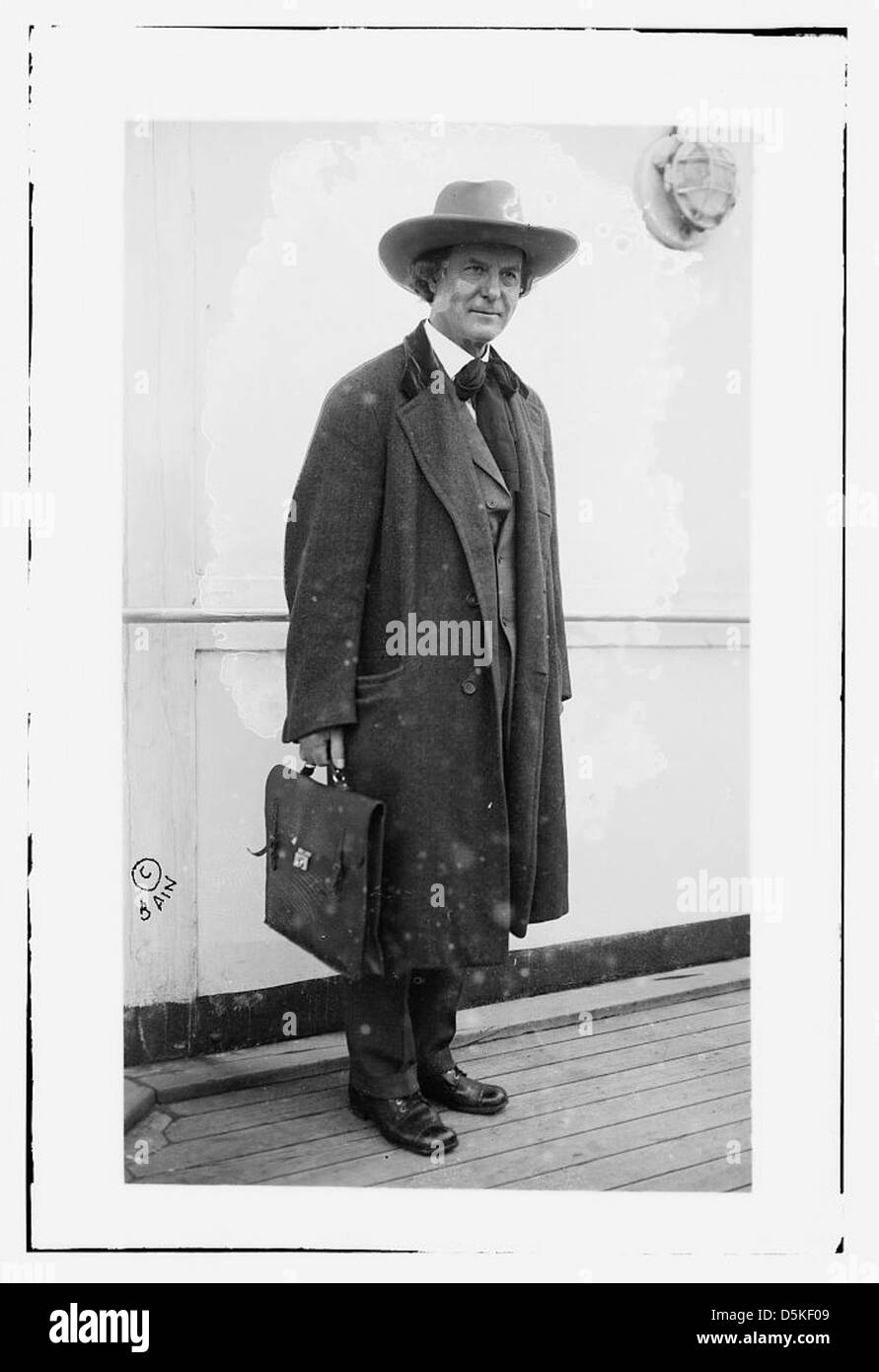 Elbert Hubbard, un importante scrittore e filosofo americano, era a bordo della RMS Lusitania quando fu silurata e affondata dal sottomarino tedesco U-20 durante la prima guerra mondiale. Questo tragico evento portò alla perdita di molte vite, tra cui quella di Hubbard Foto Stock Elbert Hubbard, un importante scrittore e filosofo americano, era a bordo della RMS Lusitania quando fu silurata e affondata dal sottomarino tedesco U-20 durante la prima guerra mondiale. Questo tragico evento portò alla perdita di molte vite, tra cui quella di Hubbard Foto Stock