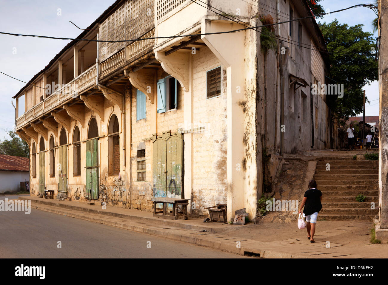 Madagascar Nosy Be, Hell-Ville, Porto, passi accanto era coloniale magazzino Foto Stock