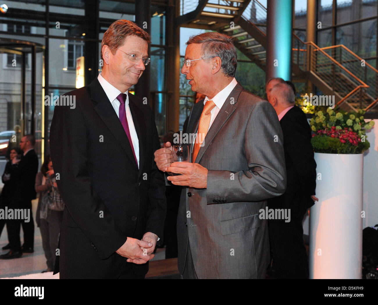 Guido Westerwelle in riunione con i manager ofgerman telekom a Atrium. Berlino, Germania Foto Stock