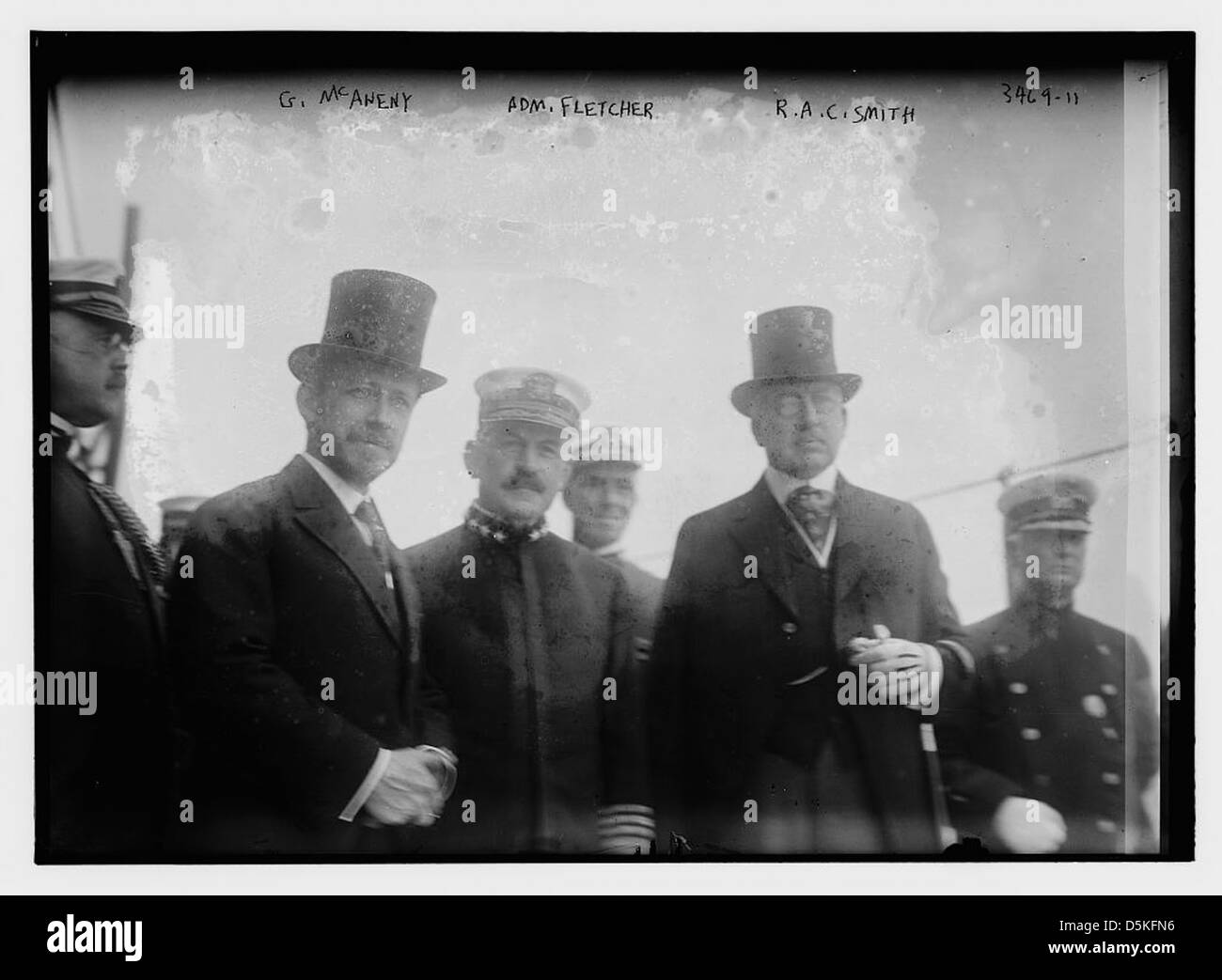 L'Atlantic Fleet City Review ebbe luogo nel 1915 lungo il fiume Hudson a New York. Ha avuto come protagonisti figure di spicco tra cui G. McAneny, l'ammiraglio Fletcher e R.A.C. Smith. La revisione includeva anche la USS Wyoming e faceva parte di una revisione presidenziale da parte della Marina degli Stati Uniti. Foto Stock