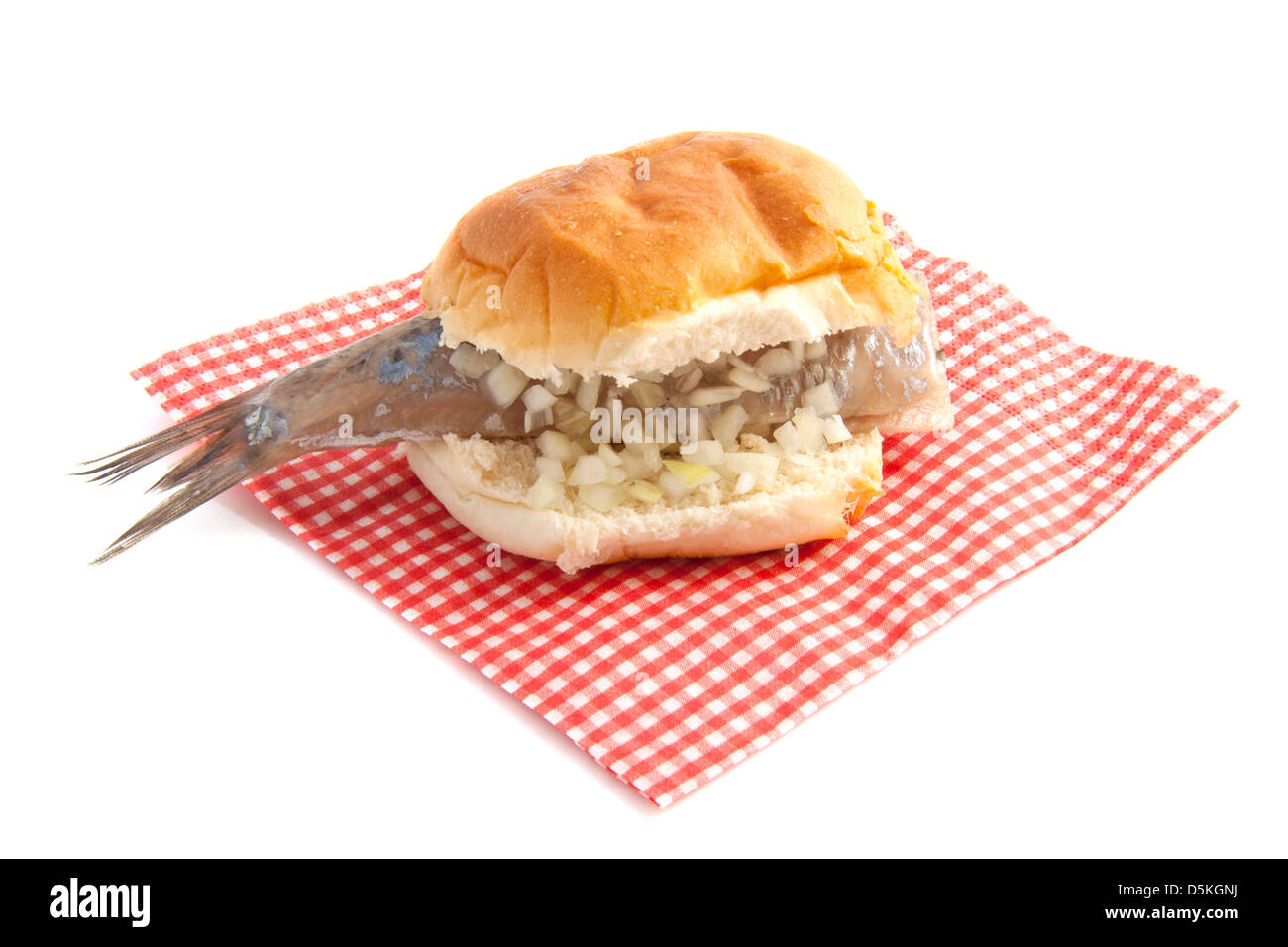 Pane con aringa sul tovagliolo isolato su bianco Foto Stock