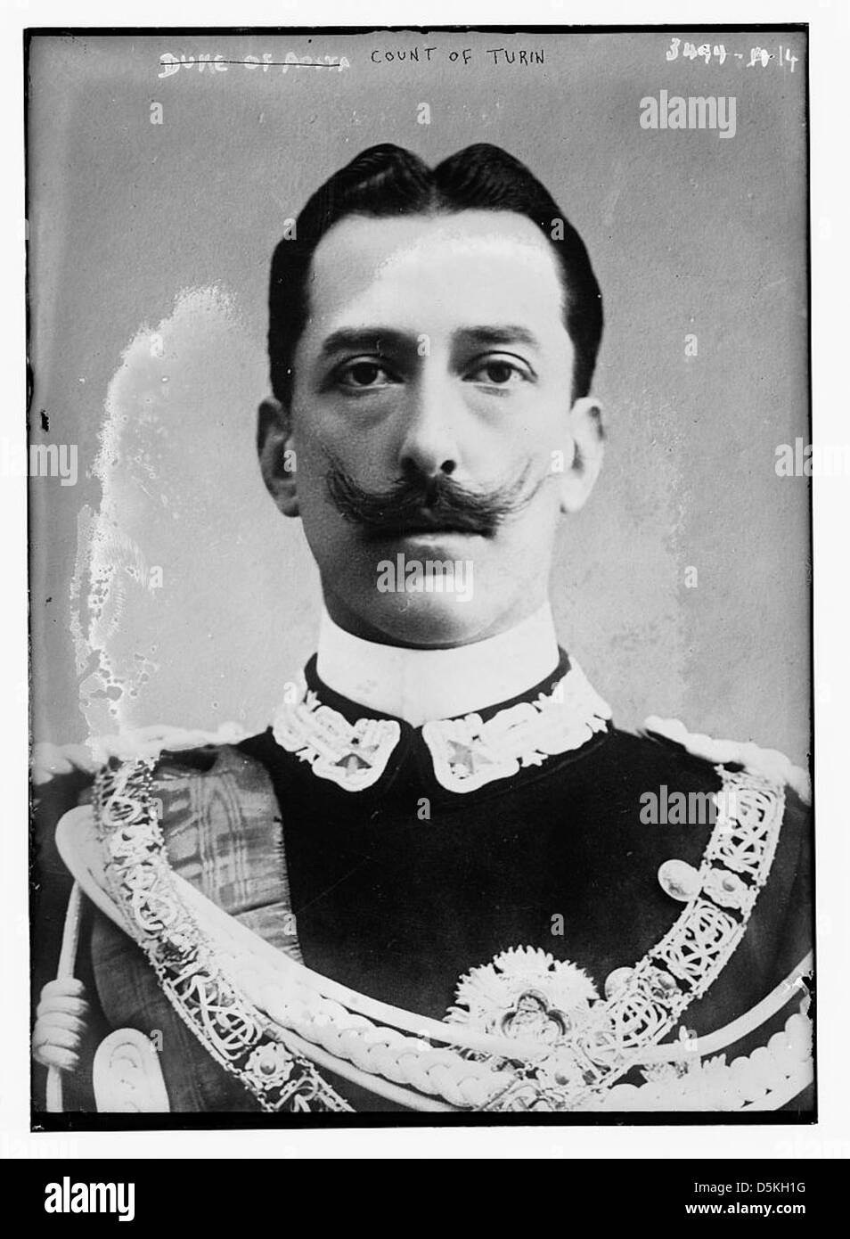 Un ritratto del conte di Torino, vestito in uniforme militare, che riflette il suo passato aristocratico e il periodo storico in Italia e Spagna. Foto Stock