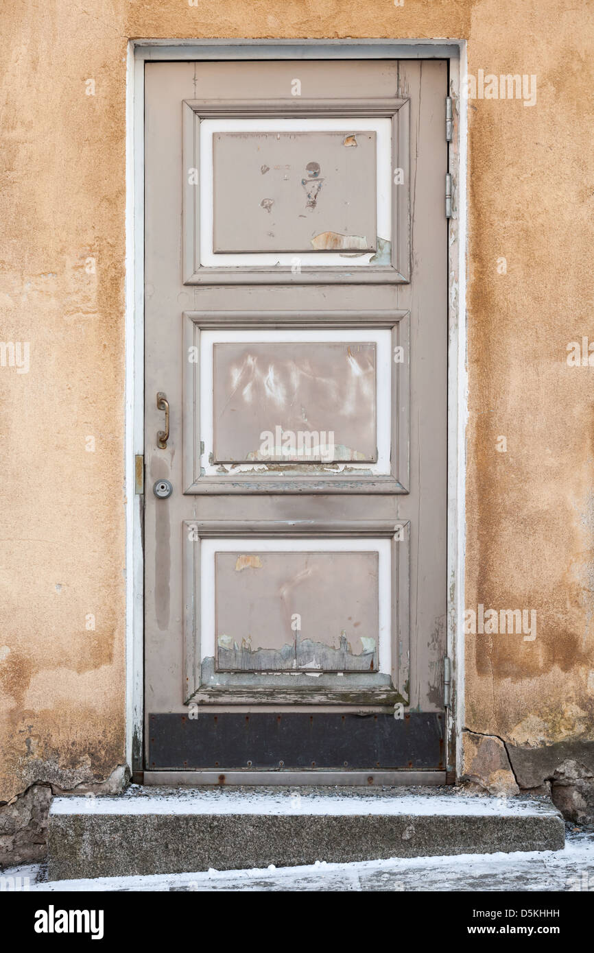 Porta in legno con elementi di decorazione nel vecchio edificio facciata. Tallinn, Estonia Foto Stock