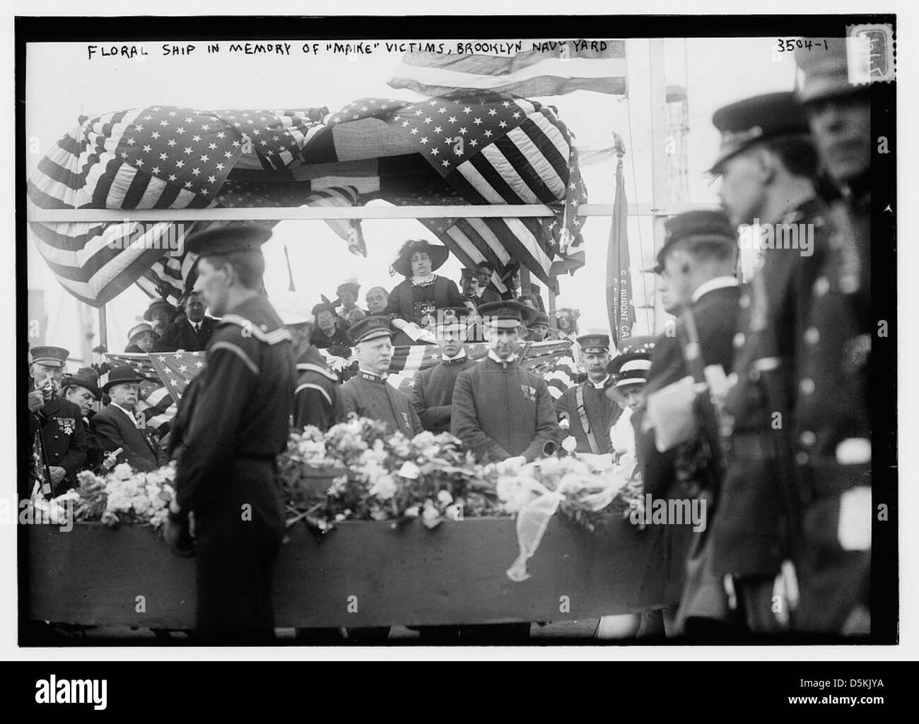 Nave floreale in memoria delle vittime del Maine, Brooklyn Navy Yard (LOC) Foto Stock