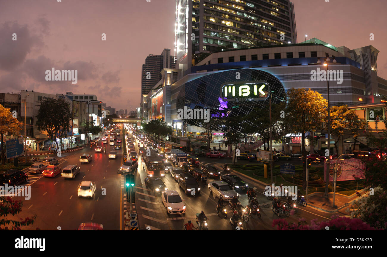 Il traffico di notte a MBK shopping mall di Bangkok Foto Stock